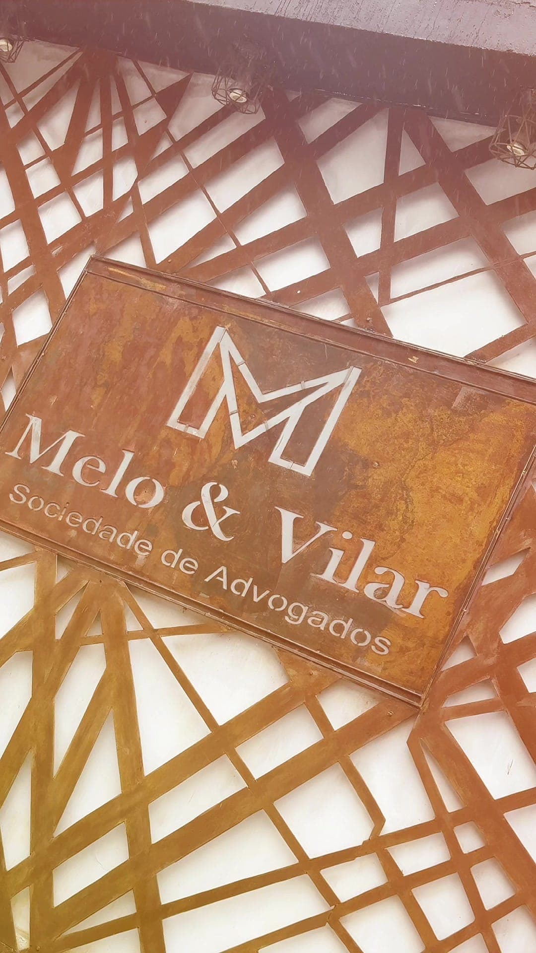 Capa do vídeo institucional — placa Melo & Vilar na entrada do escritório